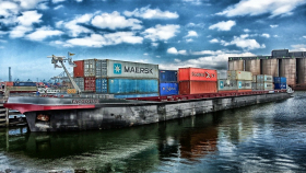 В порту Роттердама скопились огромные очереди из контейнеровозов